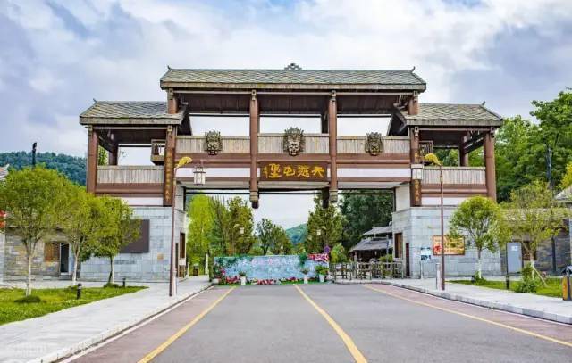 贵州免门票,政府 景区双补贴,千人包列,一起畅游多彩贵州!_古镇