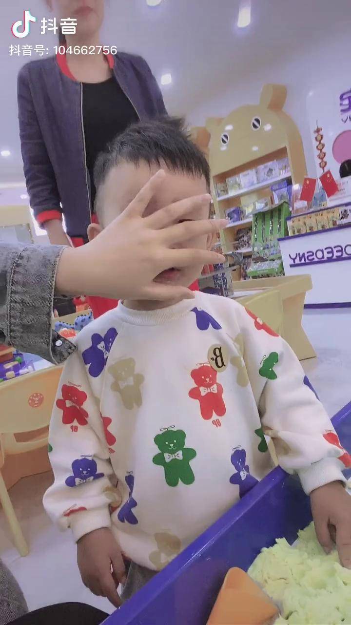 当当被自己英俊的脸庞吓到了阿爆静宜夫妇