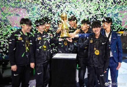中国战队RNG时隔三年再度夺得英雄联盟季中冠军赛冠军