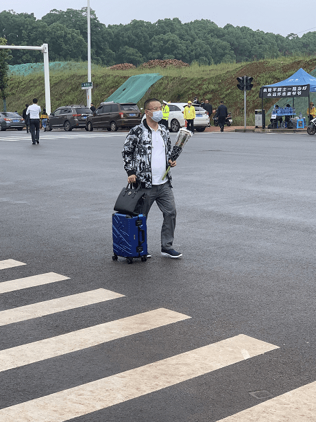 湖北市民旅行途中 脱团 赶到长沙送别袁隆平 袁老
