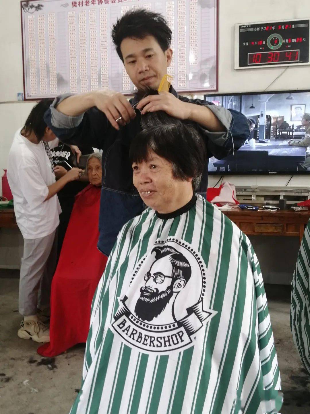 理发店的师傅们带着早已准备好的剪刀电推吹风机等用具为老人们