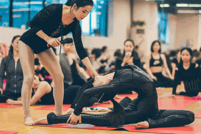 不仅如此,出于对瑜伽的热爱,王媛老师还带上女儿们,在瑜伽中快乐成长.