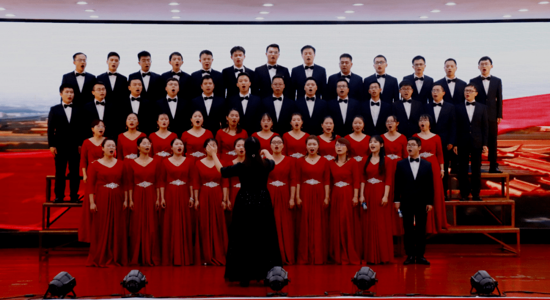 红歌嘹亮教育系统57支师生合唱团同台展示