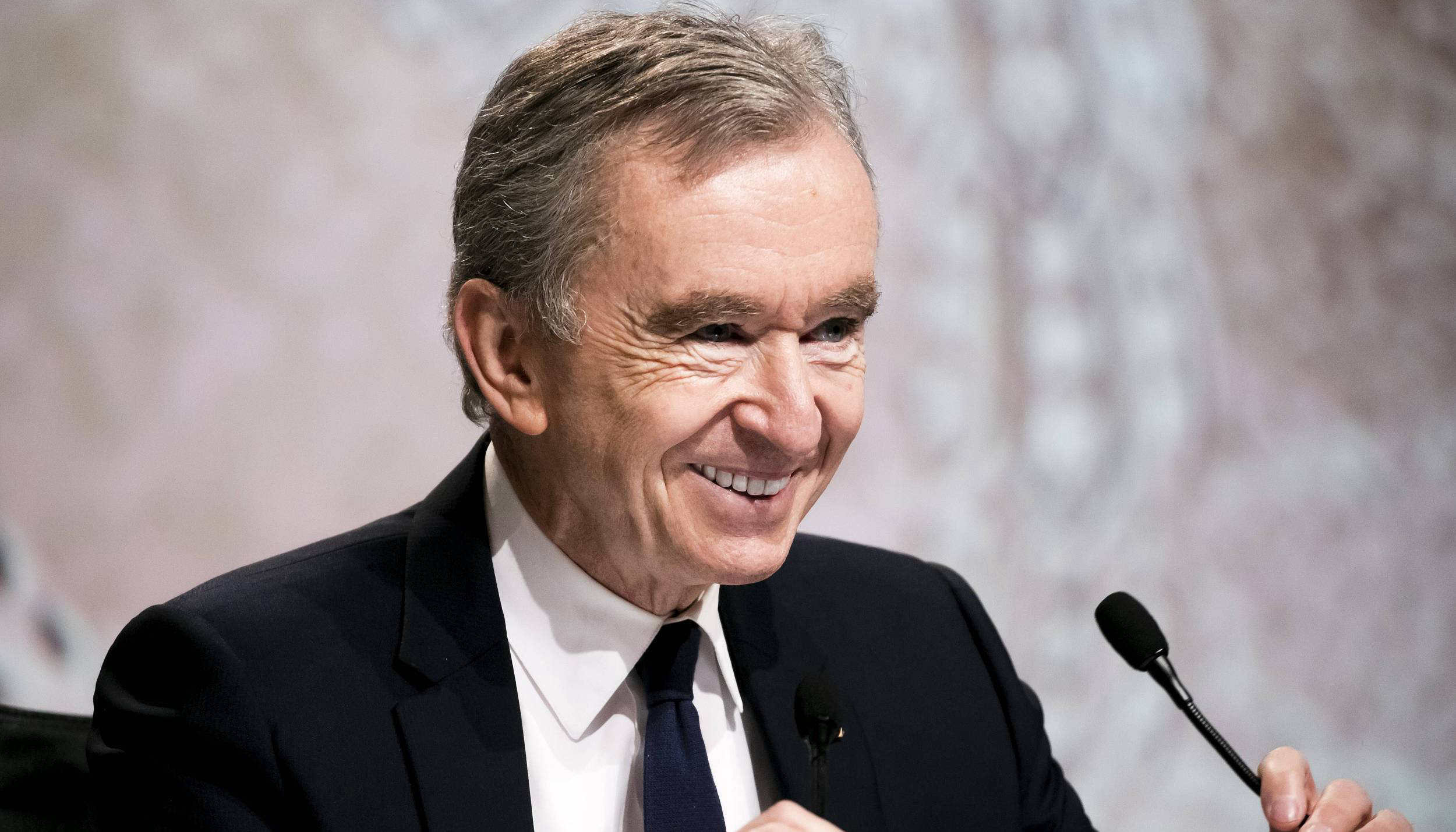 中国消费者助推lvmh业绩,老板阿诺特短暂问鼎全球首富