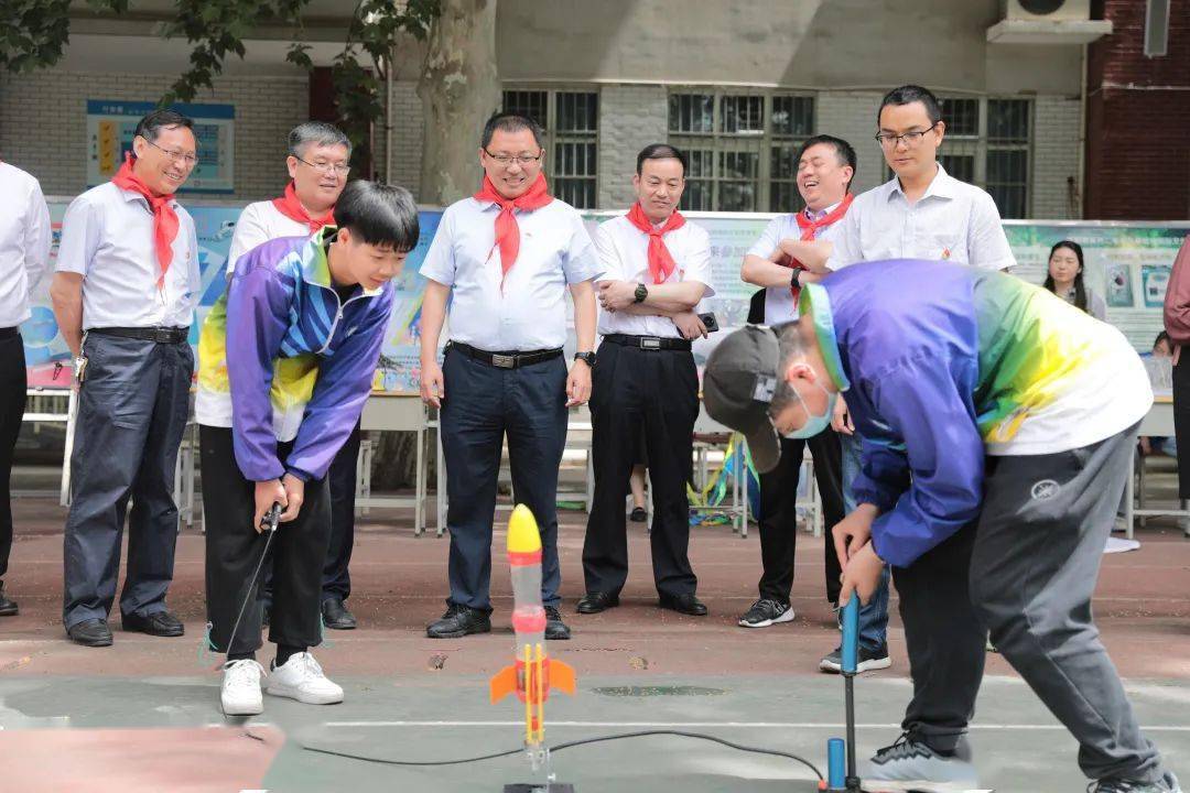 涧西区委副书记,区长王烨一行到东升二中进行"六一"慰问并调研_教育