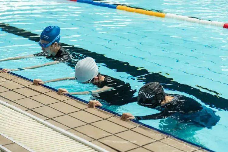 泳池的二分之一配备了专为少儿游泳教学而设计的游泳馆垫层及护栏