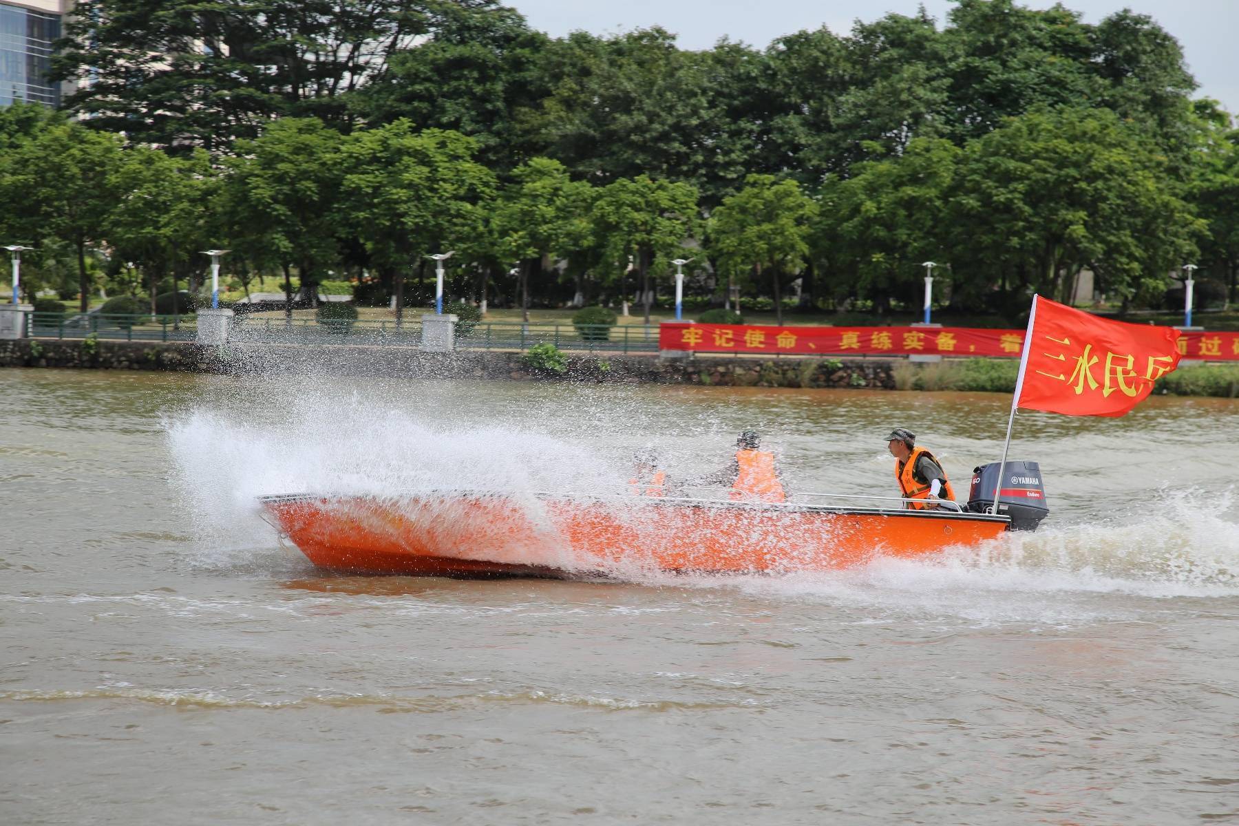 2名群众落水,冲锋舟迅速施救!三水组织近百民兵开展防汛训练