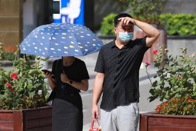 天气炎热市民出行依然坚持戴口罩