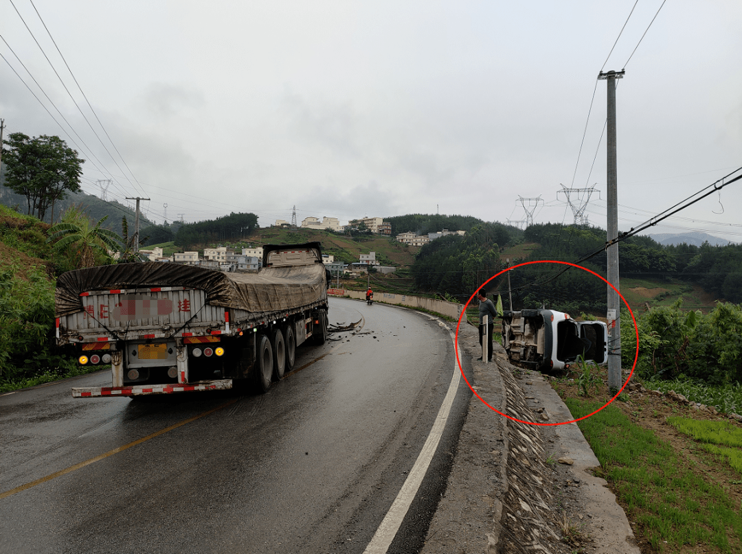 雨天路滑隆林这个位置连续发生两起交通事故