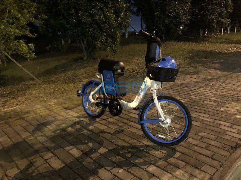 海安"小蓝车"乱停乱放成城市痛点?_电动车