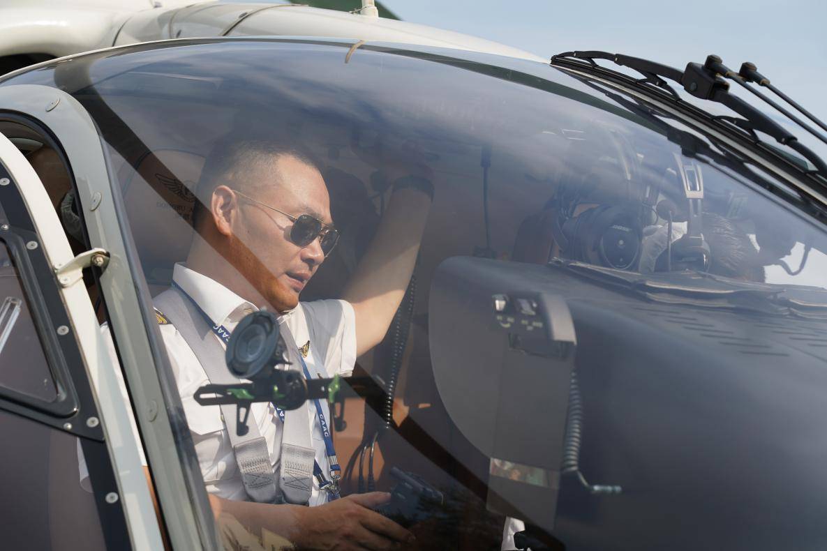 深圳救援直升机飞行员67周俊磊守护百姓安危见证湾区变化