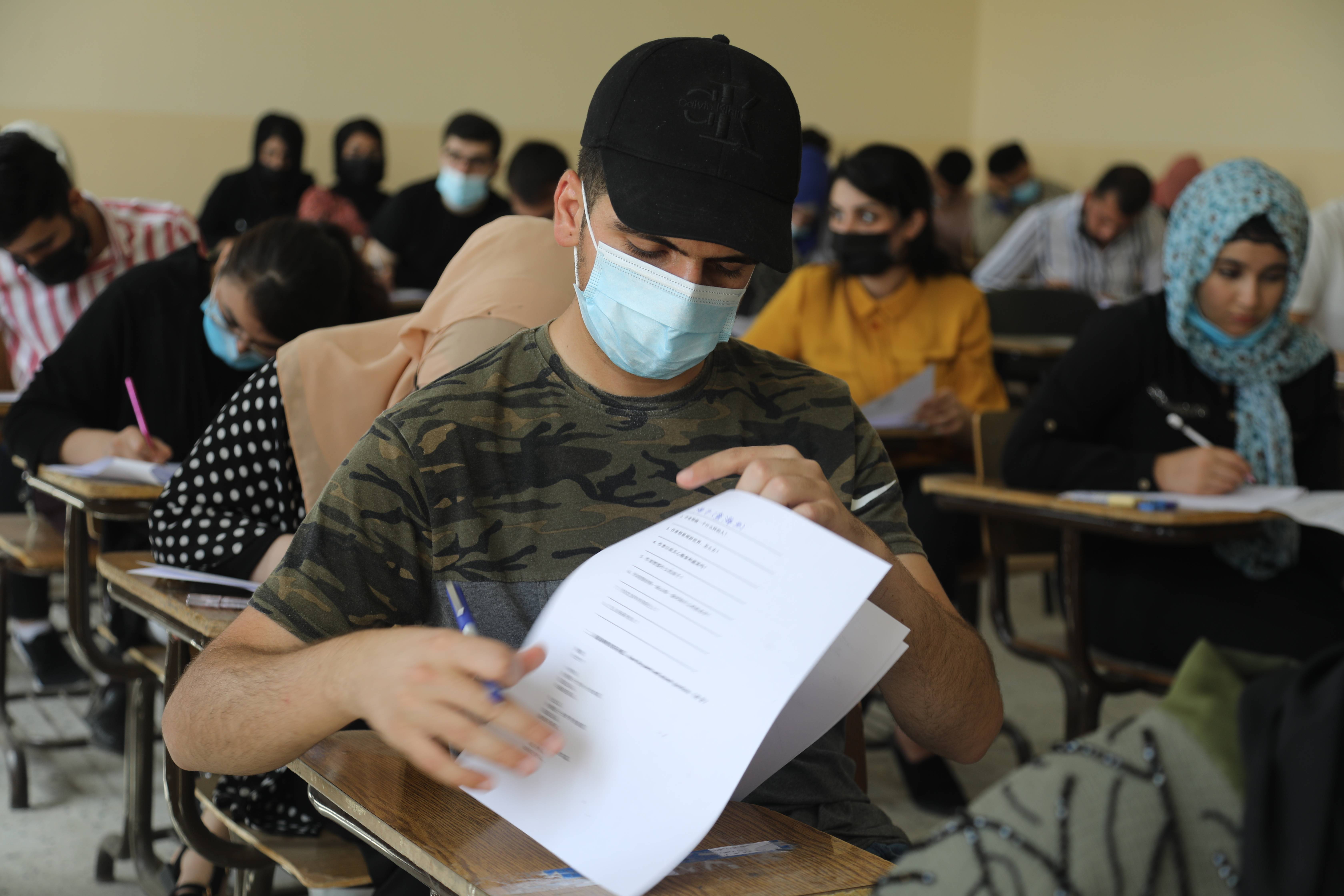 5月23日,伊拉克埃尔比勒市萨拉赫丁大学中文系学生参加期末考试.