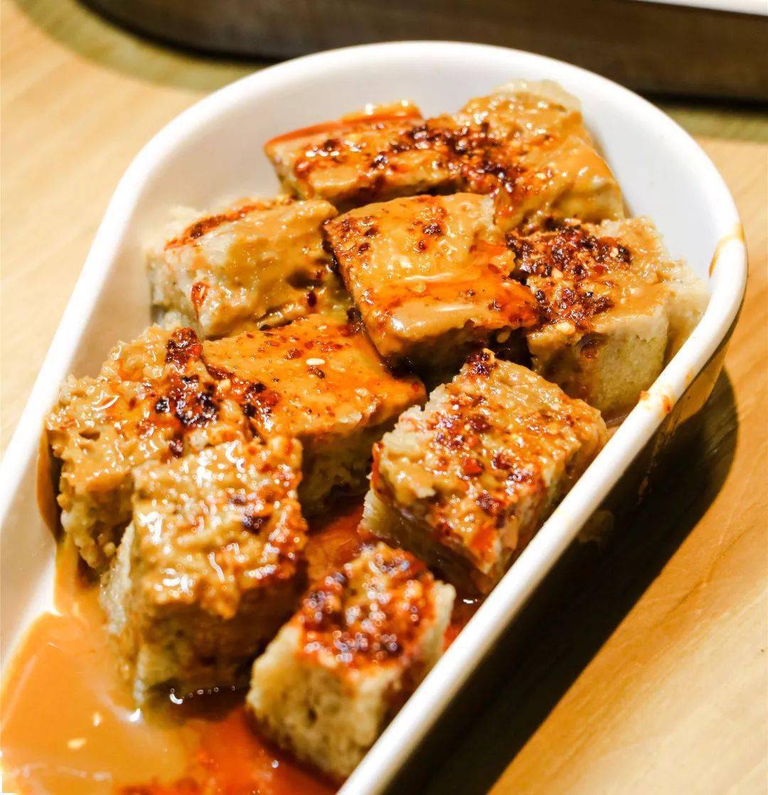 浇上芝麻酱和自制辣椒油,香气四溢