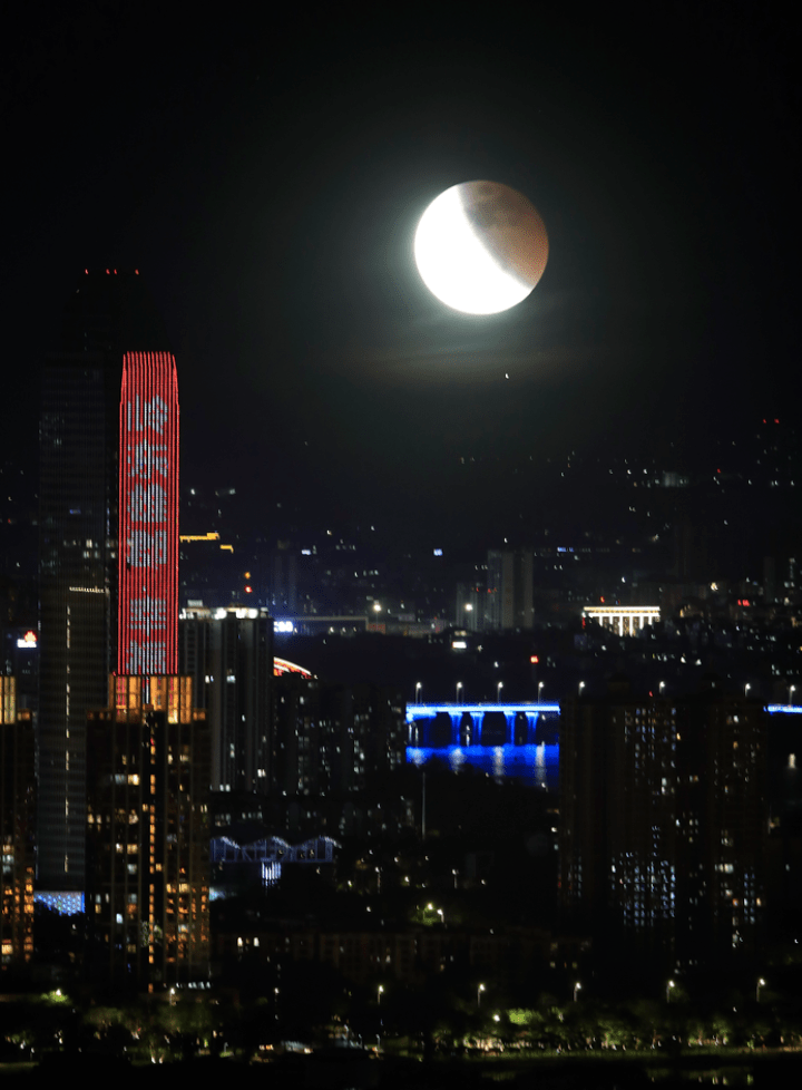 昨晚8点17分时的月亮