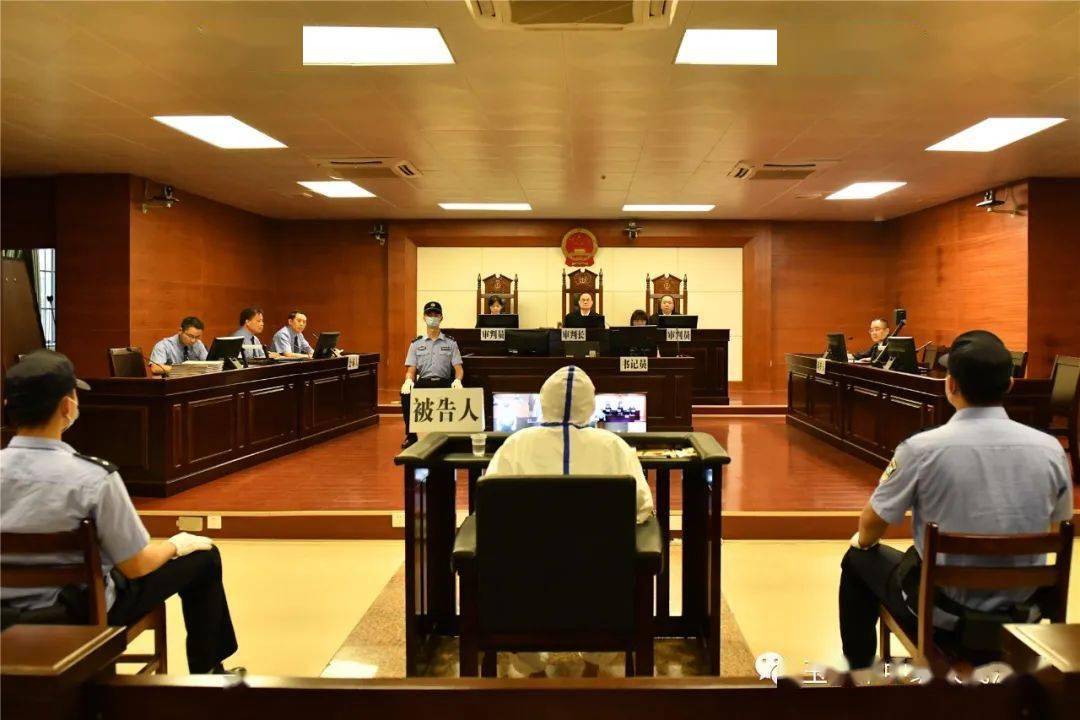 当庭宣判藤县原县长覃仕平受贿900多万元获刑10年