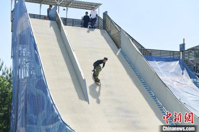 长春:旱雪极限运动渐流行