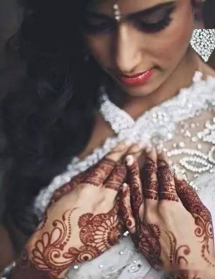 海娜手绘起源于印度,是中东,印度女人最主要的皮肤艺术(skin art)装饰