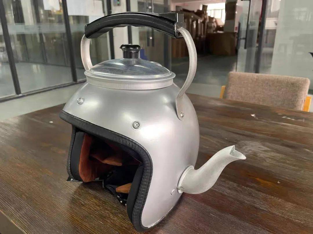 头顶"电饭煲"骑车出门?交警:不符合安全要求,不能戴!_头盔