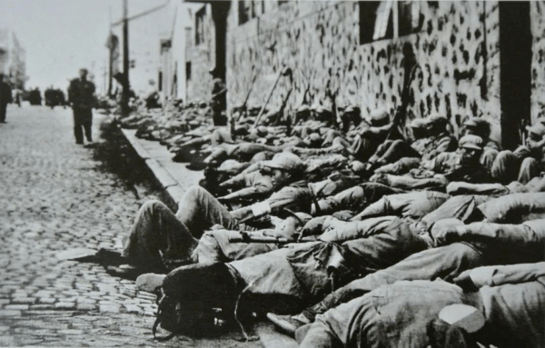 解放军严守纪律,不扰民,露宿街头原上海警备区副政委 阮武昌:我猛就