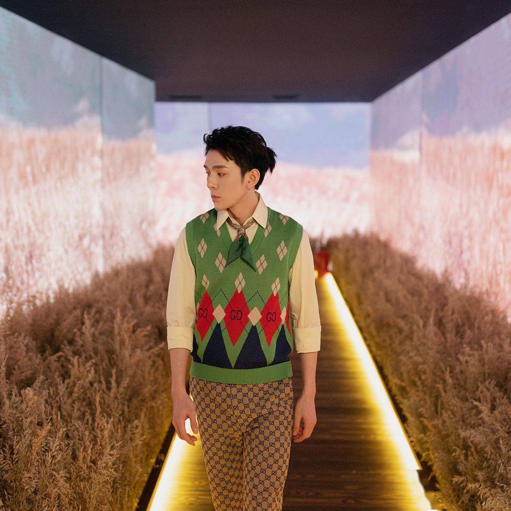 李佳琦拍写真扎小辫儿潮男范穿针织背心走帅气英伦风