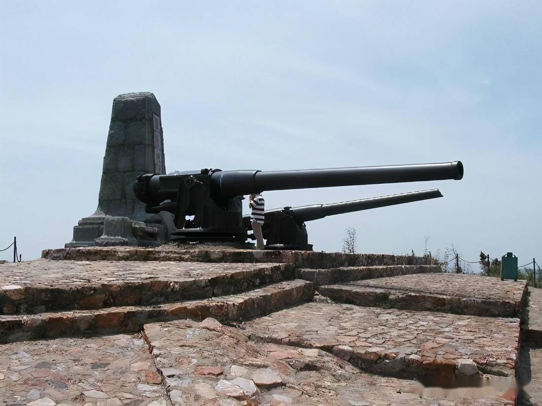 今日旅顺东鸡冠山炮台遗址上残留的俄军火炮.