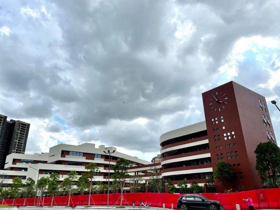 正门红布遮盖下,依稀可见执信中学四个字目前学校仍在紧锣密鼓建设