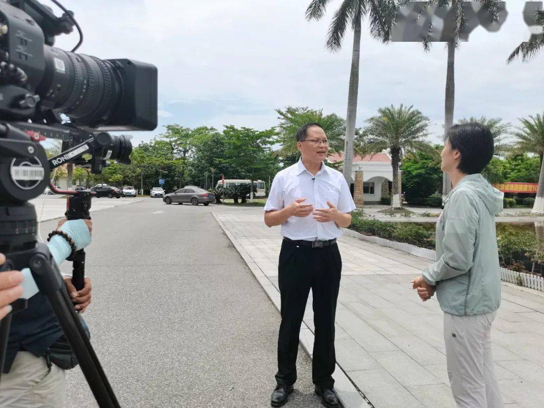 莫福文接受采访在采访中,莫福文介绍了钦州港片区区位优势,"一港两区"