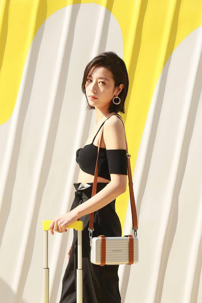 周雨彤超性感抹胸装秀香肩蛮腰与欧豪同框帅哥美女超养眼