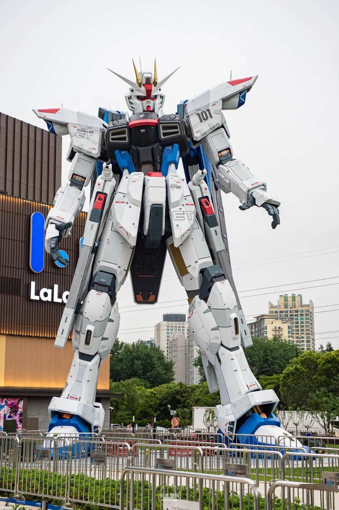 就凭ta坐拥中国首个1:1的实物大自由高达立像!