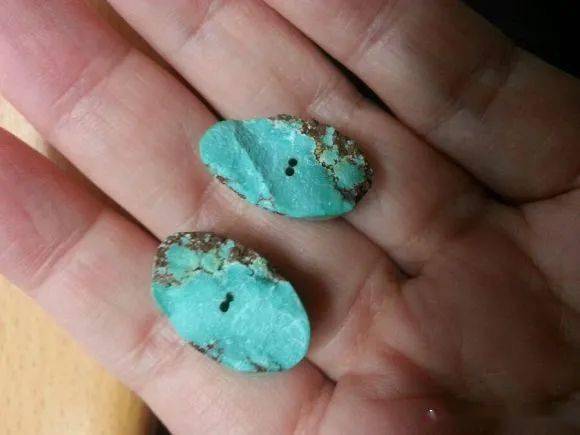 土豪玩家,真的随意,比如玩友@furong3513baby ,就砸开过一颗绿松石,想