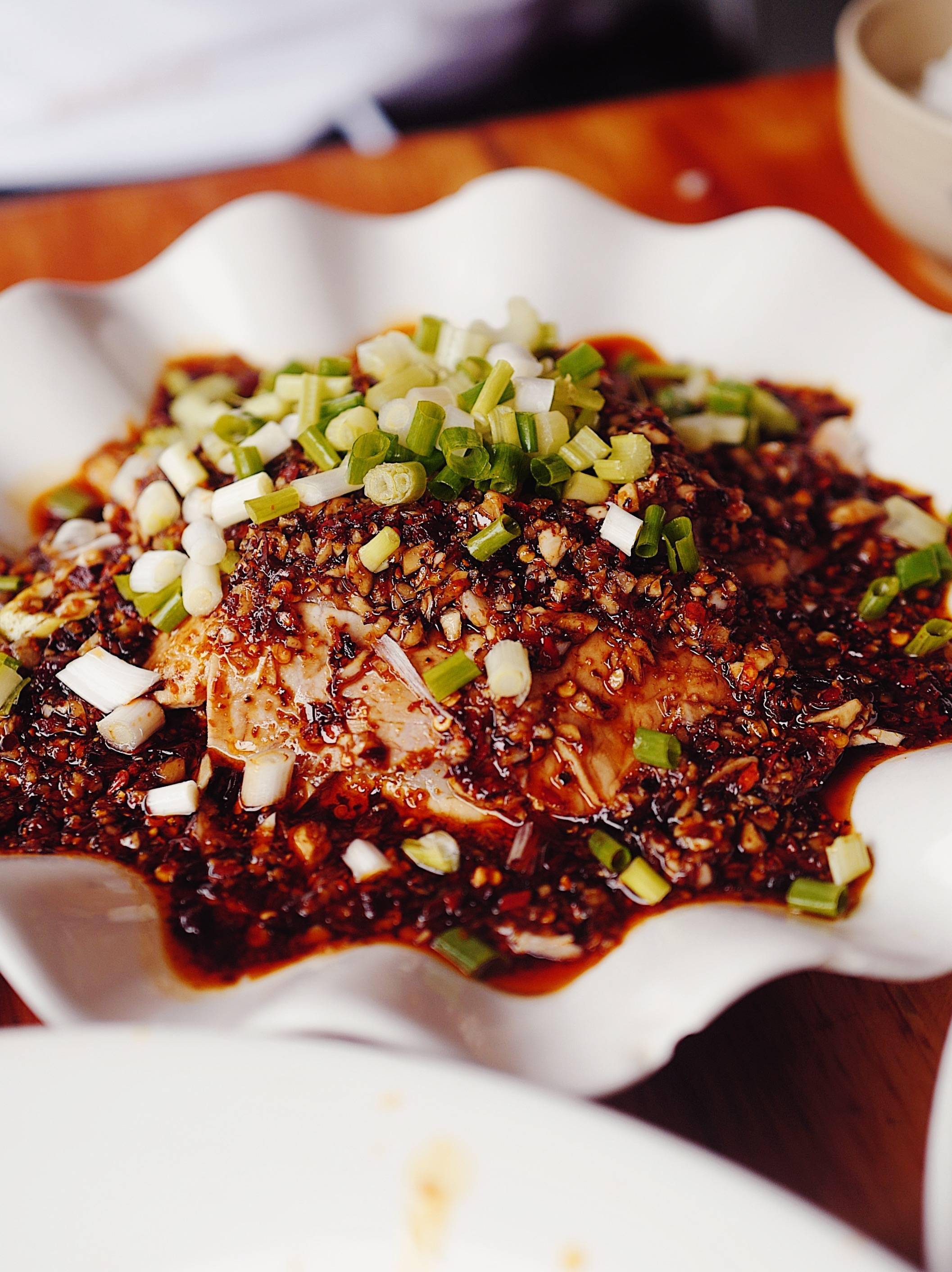 凉拌白肉调味很地道.大刀腰片有大量蒜蓉,很香.