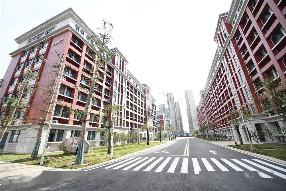 实拍商丘日月湖周边又一座学校拔地而起高大上