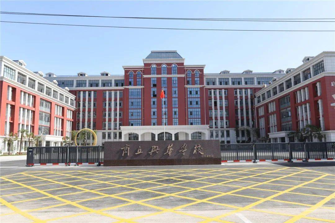 是书城清溪绕书城唯闻读书声是城堡谁说商丘无城堡兴华学子居其中是