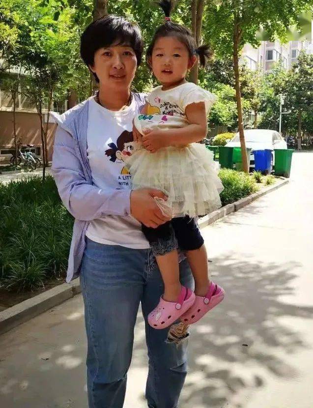 濮阳一男青年夜晚跳湖轻生,被两名女民警捞起._王晓旻