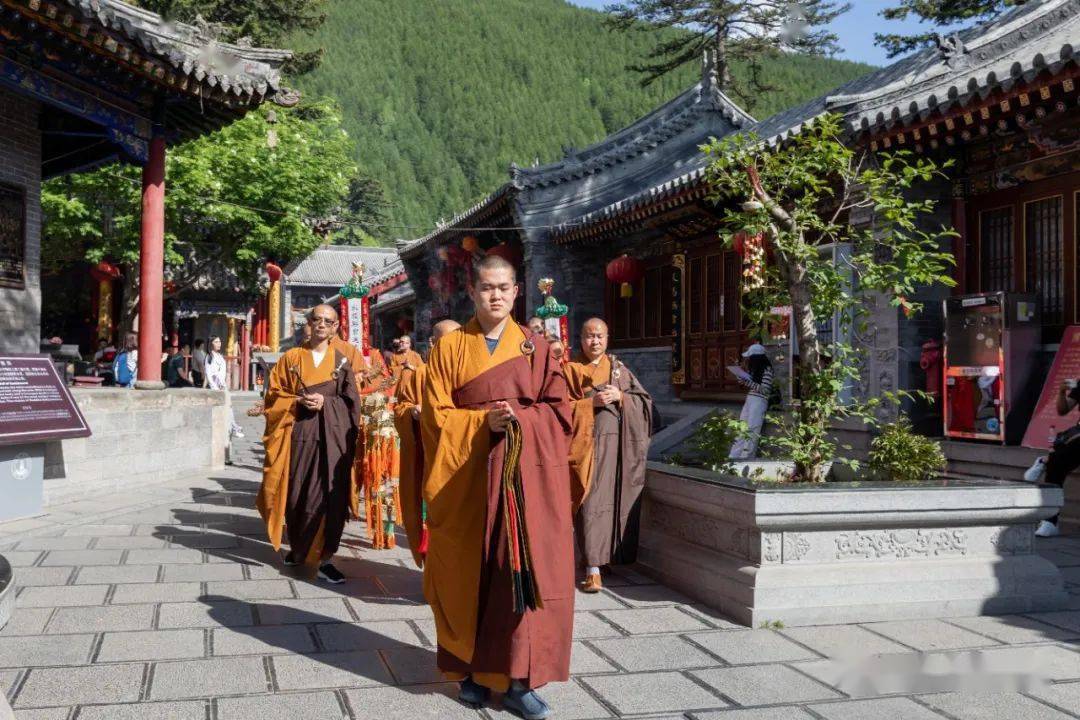 迎请五台山佛教协会会长,本寺住持昌善大和尚,首座昌信法师,昌辉法师