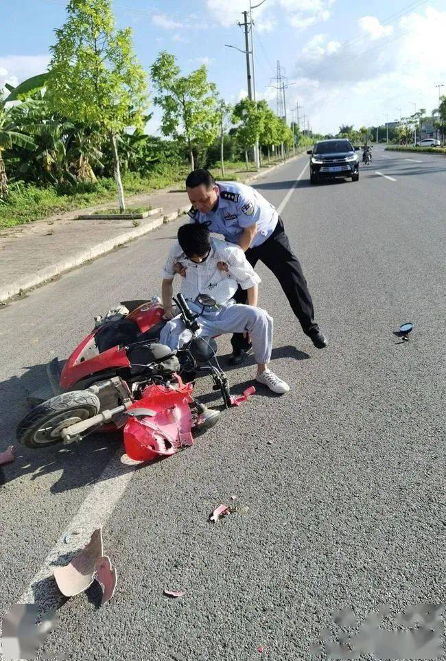 点赞灵山突发交通事故民警施以援手