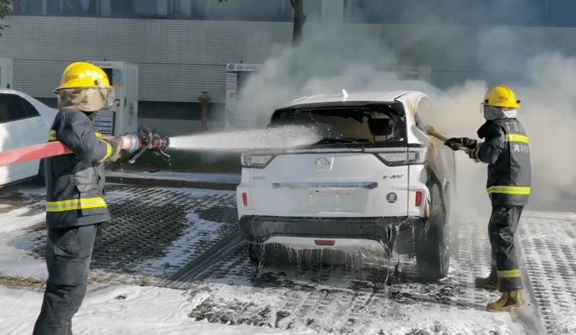 可怕電動汽車充電時起火爆燃