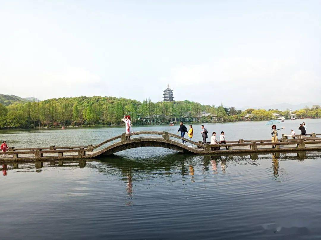 再往前跑就是西湖的湖濱公園,也就是所謂的一至六公園了.