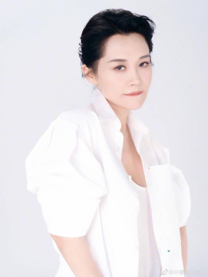 许晴白嫩美腿若隐若现,与小23岁肖战演情侣不违和
