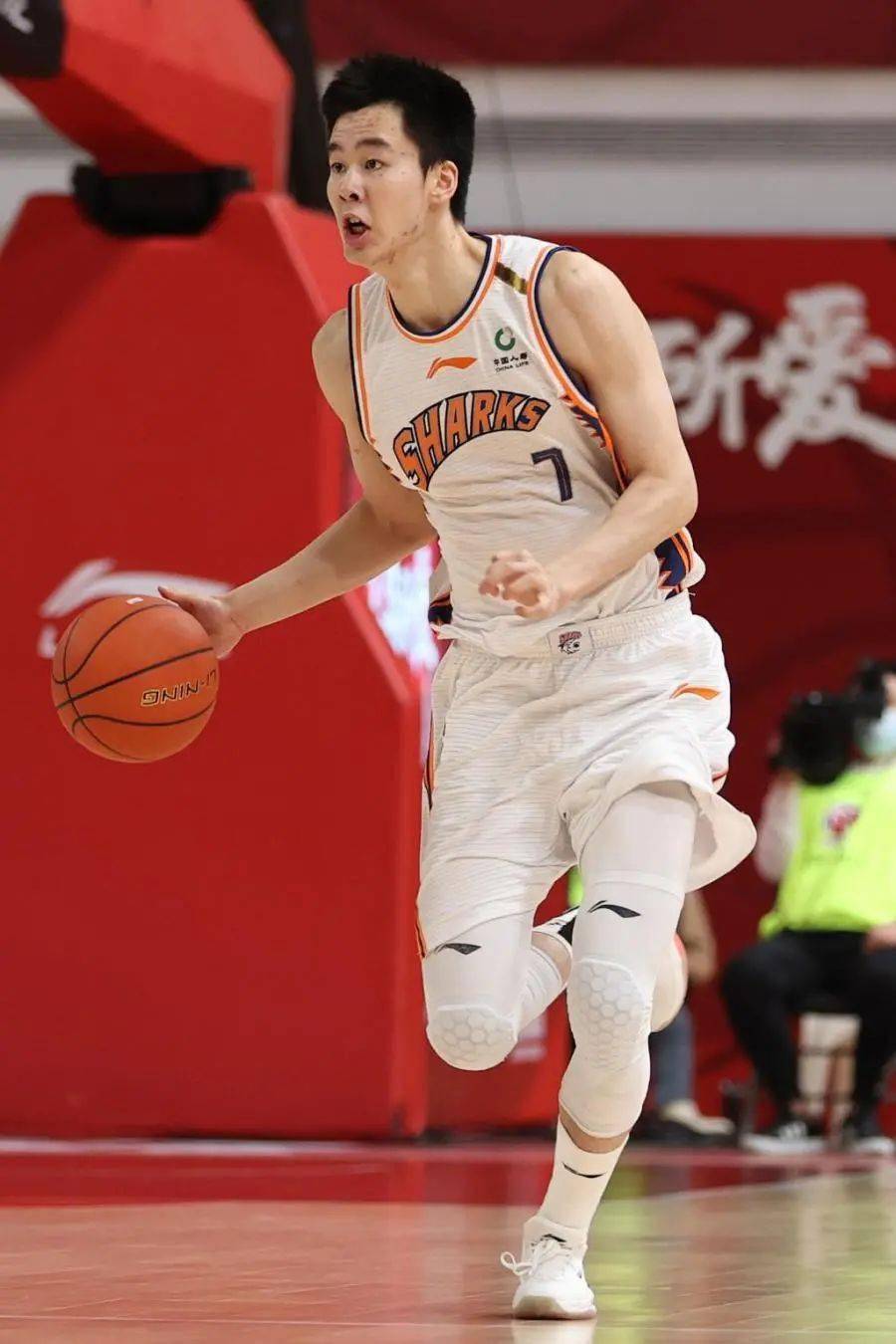 绝对能力还是有所欠缺身高特点是郭昊文最大球场优势,不过从他的技术