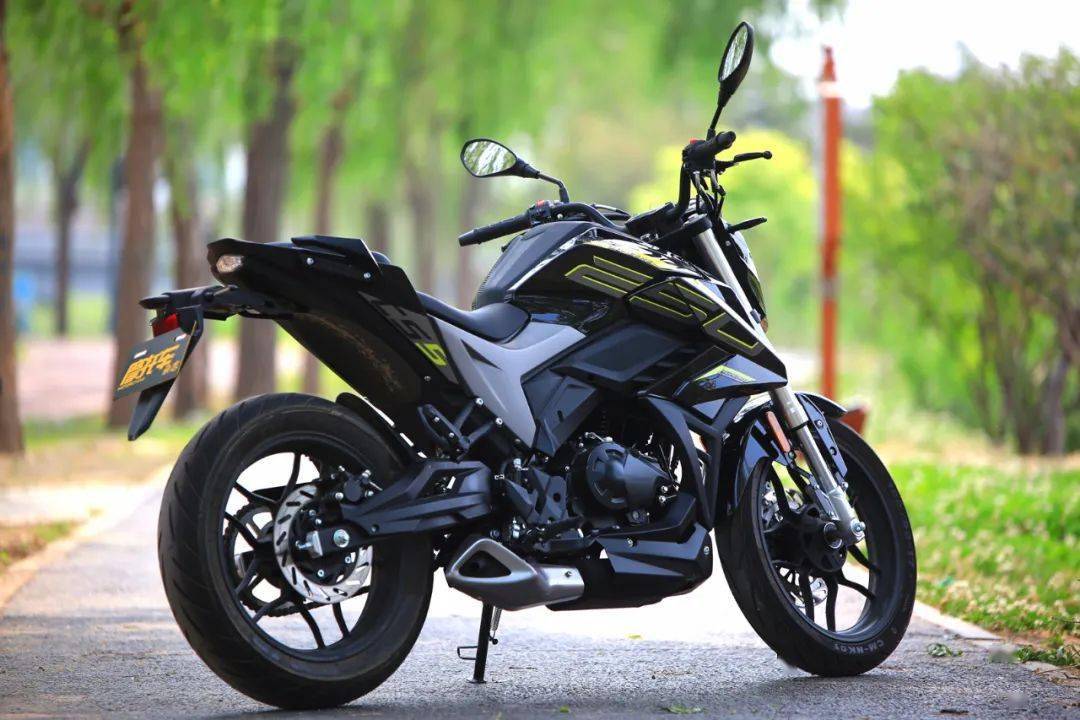 宗申250r搭载的发动机是宗申联合比亚乔公司协同研发的单缸249cc油冷