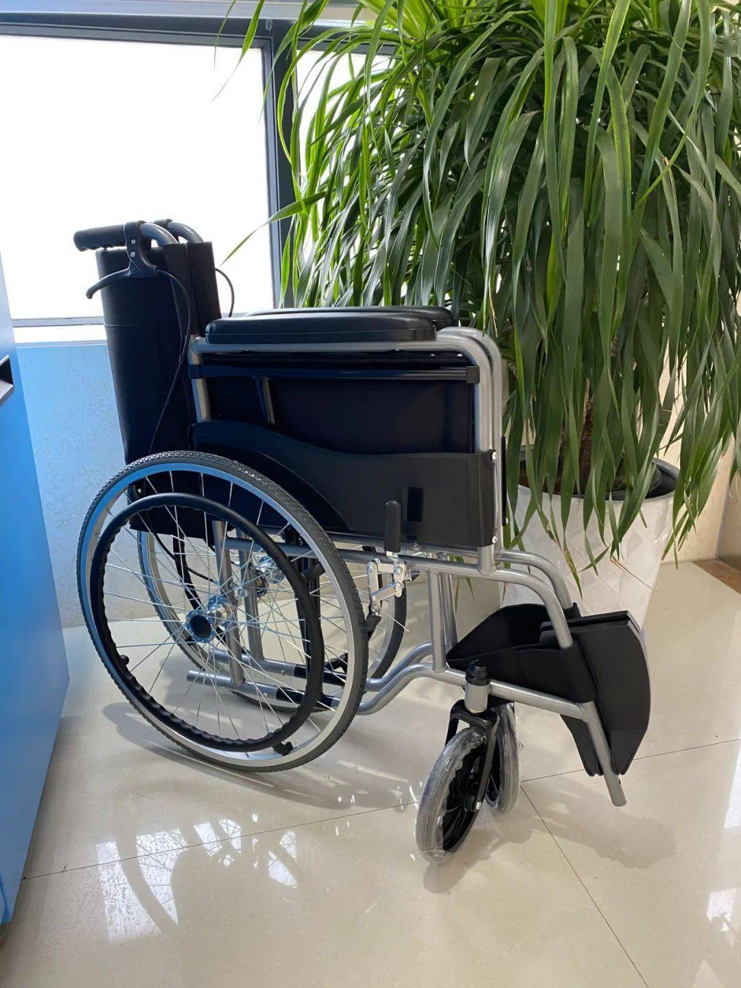 中心在大厅等待区设置"敬老爱心专座",配备轮椅,老花镜,便民药箱,设置