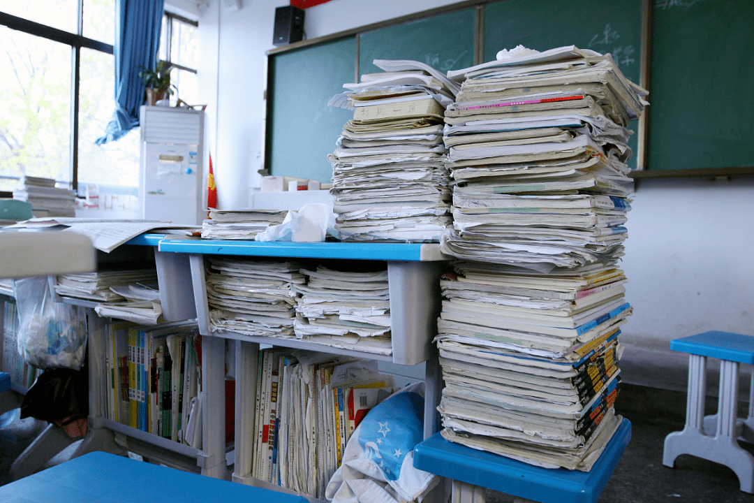 高中堆满书的课桌图片图片