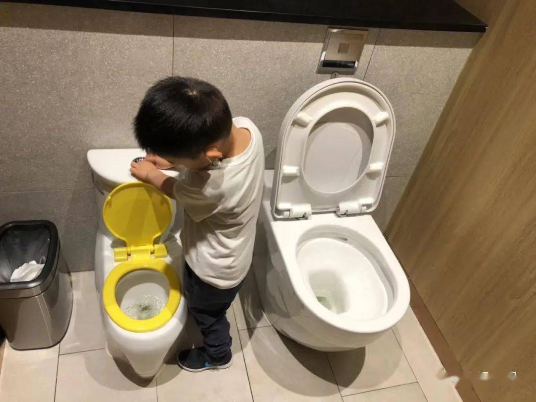 妈妈带男童进女厕的窘境公共场所第三卫生间现状调查