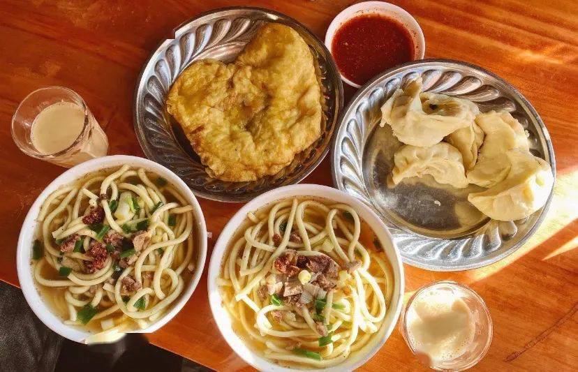 最惬意的事情,就是和当地人一起,坐在阳光明媚的茶馆里,点上一碗藏面