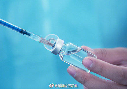 法国新冠疫情持续向好 马克龙夫妇接种新冠疫苗