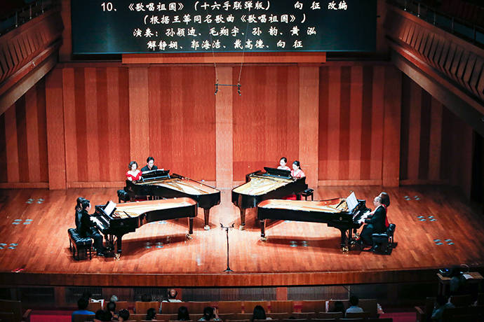 四台钢琴呈蝴蝶状放置,孙颖迪,毛翔宇,郭海洁,孙韵,黄泓,戴高德