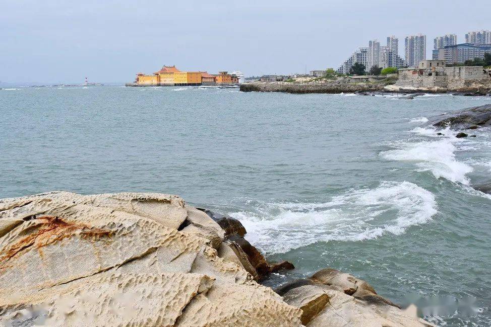 石狮永宁之旅,你可以去沙堤观音山欣赏一片风化石,去梅林港追拍一场