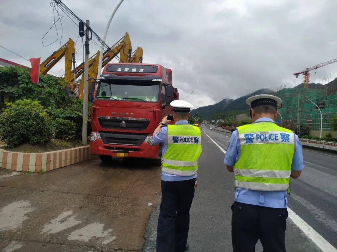 真霸道梅县这段路大货车组团违停