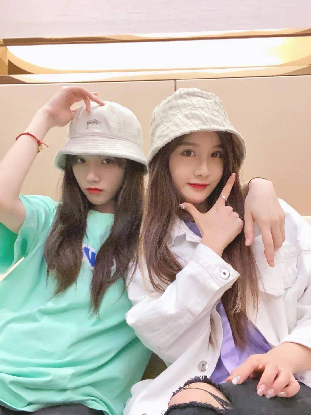 snh48宋昕冉snh48段艺璇渔夫帽有着显脸小的优势,闺蜜一起自拍当然更